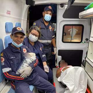 Com ajuda de dois socorristas do Samu, Andréa realiza parto dentro de ambulância da Capital (Foto: Arquivo pessoal)