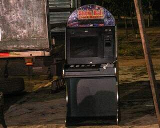 Máquina que simula jogos de azar foi apreendida e levada até a Depac Cepol. (Foto: Juliano Almeida)