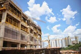 Edificação sendo construída em Campo Grande (Foto: Paulo Francis)