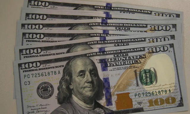 D&oacute;lar encosta em R$ 5,21 pressionado por Brasil e exterior