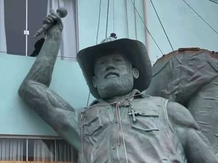  Confira os detalhes da estátua em homenagem a João Carreiro