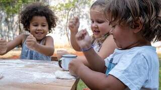 Alunos com “a mão na massa” em atividade de culinária ao ar livre (Foto: Alexandre Basso)