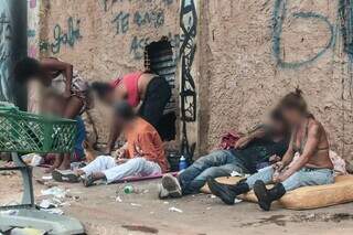 Usuários de droga que vivem na região da antiga rodoviária de Campo Grande (Foto: Marcos Maluf)