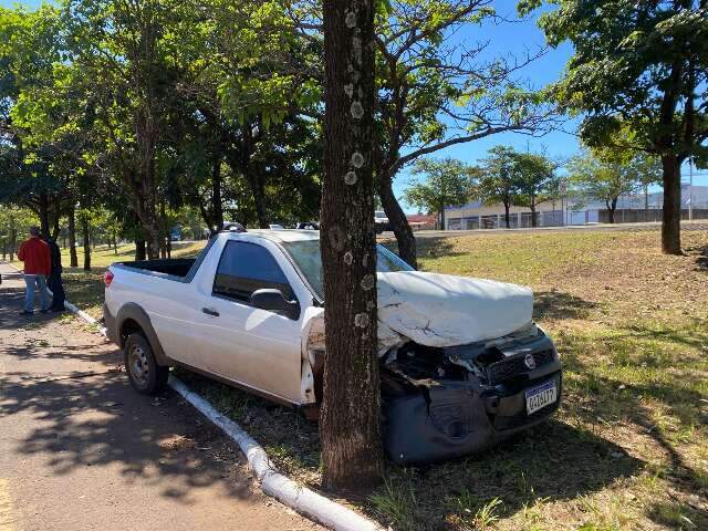 Carro &eacute; lan&ccedil;ado contra &aacute;rvore ap&oacute;s colis&atilde;o na Avenida Gury Marques