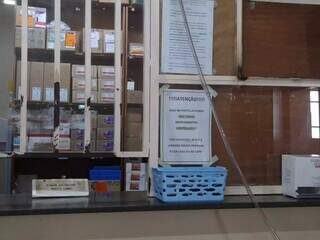 Aviso de falta de medicamento em farmácia de Unidade de Saúde no bairro Moreninhas, em Campo Grande (Foto: Arquivo/Campo Grande News)