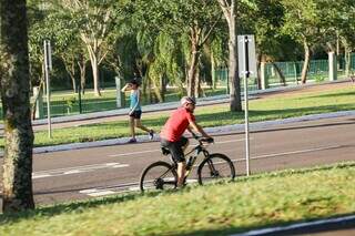 Pessoas praticam atividades físicas em parque; se exercitar faz bem, mas não em excesso (Foto: Arquivo/Paulo Francis)