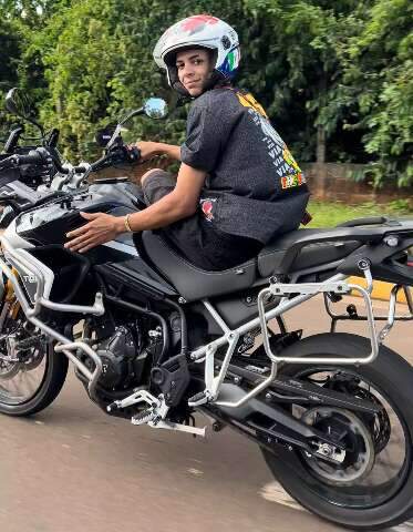 Influenciador morre dez dias ap&oacute;s acidente entre moto e carro 