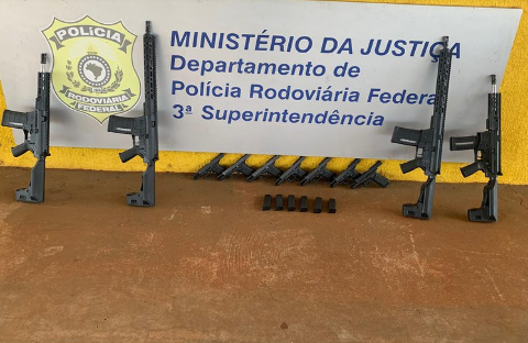 Homem flagrado com fuzis é suspeito de traficar armas para abastecer facção 