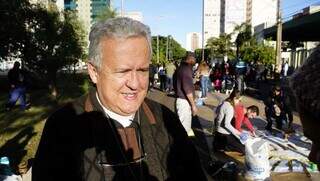 Arcebispo de Campo Grande, Dom Dimas Lara Barbosa, na confecção de tapetes no dia de Corpus Christi (Foto: Alex Machado)