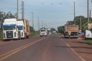 Caminhões circulam no macroanel de Campo Grande. (Foto: Marcos Maluf)