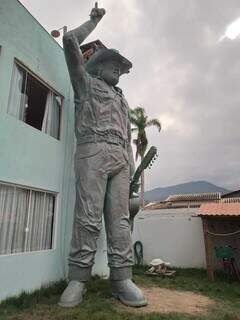 Estátua feita em homenagem a João Carreiro. (Foto: Arquivo/Campo Grande News)