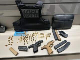 Armas apreendidas na casa do empresário Marcel Martins Silva, em Dourados (Foto: Arquivo)