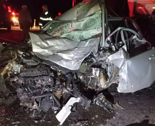 Motorista morre em carro completamente destruído após bater de frente em Scania 