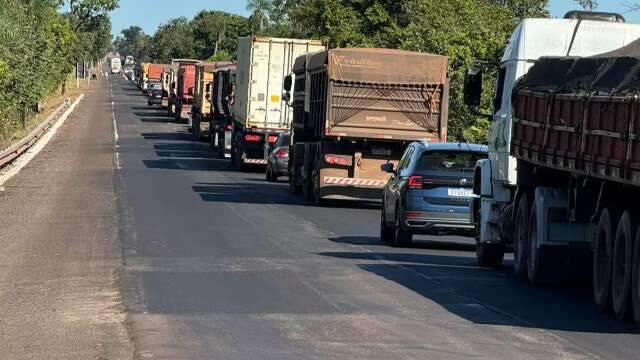 Obra em rodovia causa congestionamento no primeiro dia de feriad&atilde;o