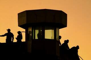 Policiais acessam torre de defesa da Máxima durante treinamento no início da noite. (Foto: Juliano Almeida)