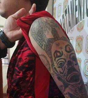 Tatuagem de palhaço triste no braço direito de Alcides. (Foto: Reprodução/ABC Color)