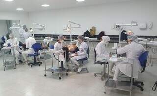 Turma de Odontologia durante aula prática em laboratório de alto padrão. (Foto: Divulgação)