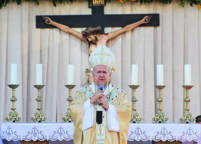 Calor humano e emo&ccedil;&atilde;o em fam&iacute;lia marcam missa de Corpus Christi em dia frio