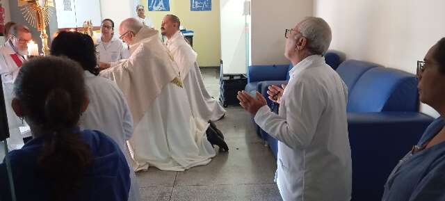 Padres levam palavras de f&eacute; a hospitais e pres&iacute;dios no dia de Corpus Christi