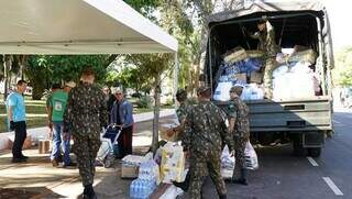 Caminhão do Exército cheio de doações de água, fraldas e alimentos, que serão enviados para o Rio Grande do Sul (Foto: Alex Machado)