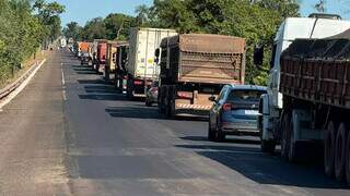 Veículos parados na rodovia durante obra de recapeamento nesta quinta-feira (Foto: Lucimar Couto)