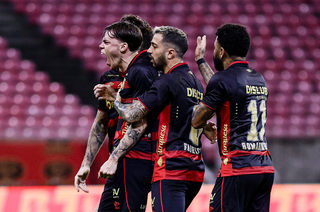 Jogadores do Sport celebram gol em torneio nacional (Foto: Divulgação)