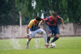 Jogadores do Ivinhema e União ABC disputando bola em jogo Sub-20. (Foto: Vinícius Eduardo/@eduardofotoms)
