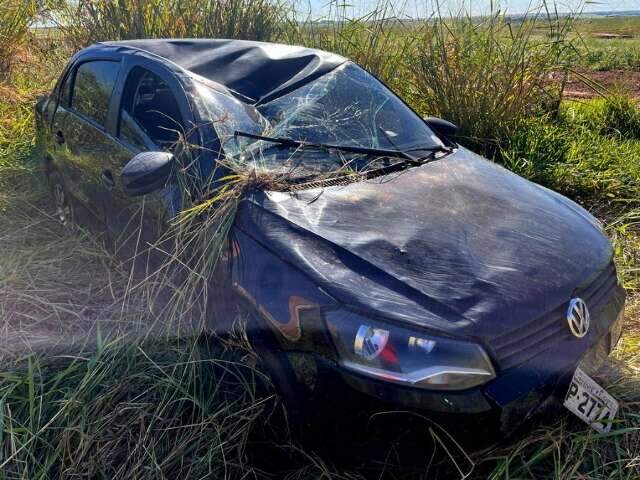 Motorista perde controle da dire&ccedil;&atilde;o e capota ve&iacute;culo em rodovia