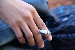 Homem segura cigarro, uma das principais causas de doenças e mortes evitáveis em todo o mundo (Foto: Arquivo/Campo Grande News)