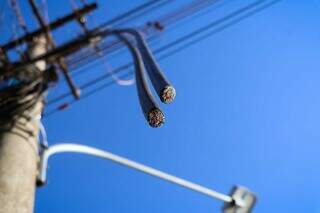 Restos dos fios elétricos furtados em via pública na região do Indubrasil (Foto: Henrique Kawaminami/Arquivo)