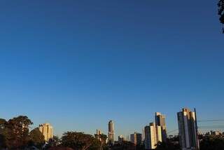 Céu claro desta manhã visto da Chácara Cachoeira, na Capital (Foto: Henrique Kawaminami)