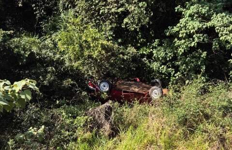 Fusca capota e cai em ribanceira às margens de rodovia