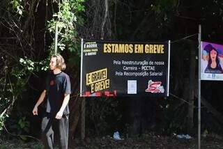 Acadêmico passa por cartaz informativo de greve que atingiu o setor administrativo da UFMS (Foto: Henrique Kawaminami/Arquivo Campo Grande News)