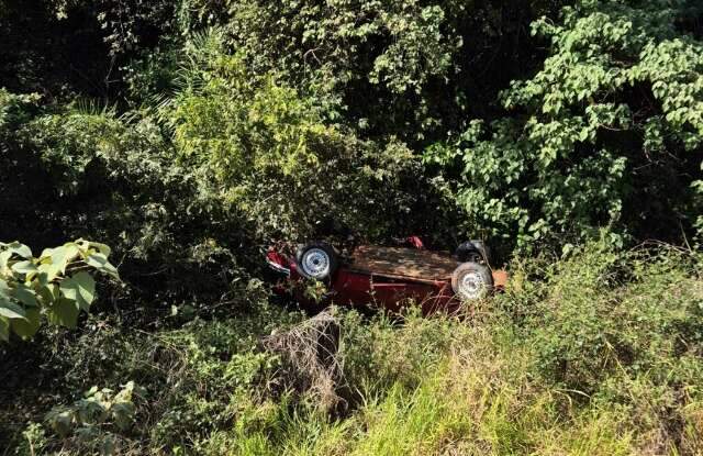 Fusca capota e cai em ribanceira &agrave;s margens de rodovia