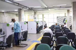 Candidatos aguardam por atendimento no balcão de empregos da Funtrab, em Campo Grande. (Foto: Arquivo/Henrique Kawaminami)