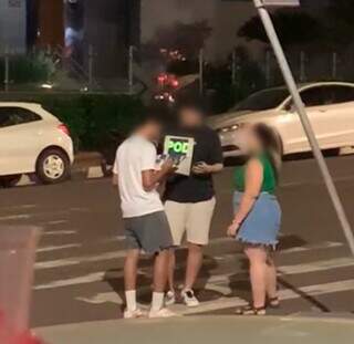 Na Rua. Euclides da Cunha, ambulante foi flagrado comercializando cigarro eletrônico. (Foto: Direto das Ruas)