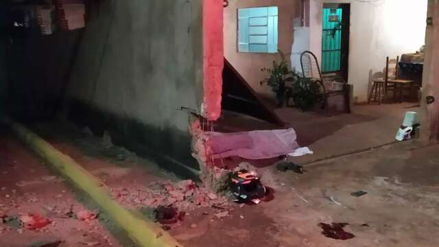 Jovem morre ap&oacute;s bater moto contra muro de casa