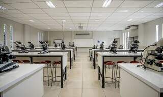 Laboratório de microscopia usado por alunos do curso da Uniderp/Anhanguera (Foto: Divulgação)