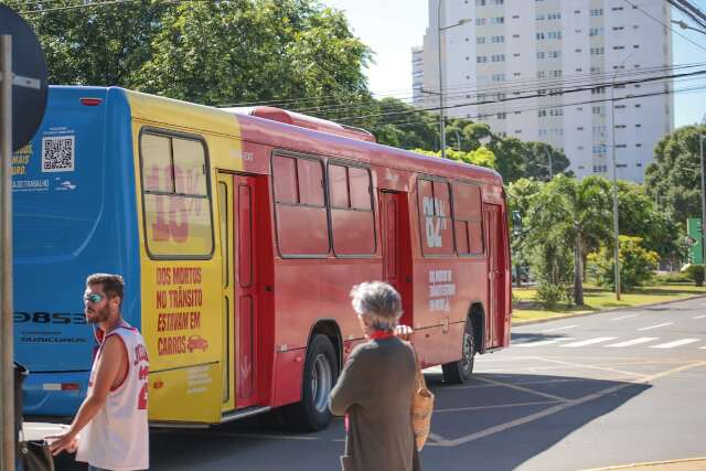 &Ocirc;nibus vermelho sangue muda cara de coletivos para mostrar riscos da neglig&ecirc;ncia