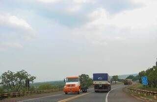 Carretas passando na BR-163 em sentido oposto (Foto: Juliano Almeida)