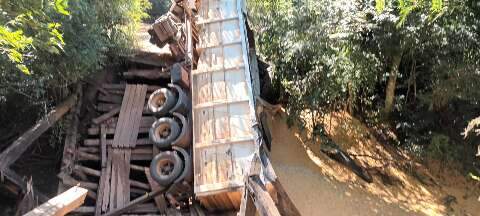 Ponte de madeira em Bonito desaba com carreta carregada de soja
