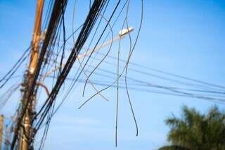 Poste de iluminação com fios cortados por ladrões (Foto: Henrique Kawaminami)