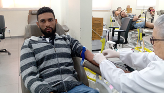 Neste sábado, Sérgio doou sangue pela primeira vez (Foto: Izabela Cavalcanti)