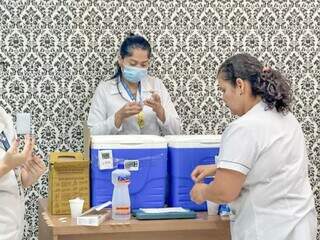 Enfermeiras ministrando injeção na sala do Pátio Central (Foto: Marcos Maluf)