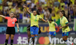 A atacante Marta comemora gol que abriu o placar na Arena Pernambuco, em Recife. (Foto: Lívia Villas Boas/CBF)