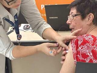Idosa recebendo reforço do imunizante contra a covid (Foto: Marcos Maluf)