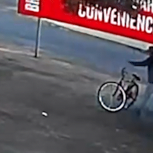 Ladrão vê caixa de som dando "sopa" em bar e a leva pendurada em bicicleta