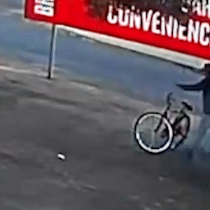 Ladrão vê caixa de som dando &#34;sopa&#34; em bar e a leva pendurada em bicicleta