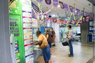 Apostadores são atendidos na Lotérica Carandá, instalada no Bairro Amambaí, em Campo Grande. (Foto: Juliano Almeida)