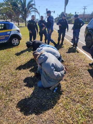 Ladr&otilde;es se passam por policiais e fazem fam&iacute;lia ref&eacute;m 